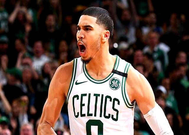 你敢信吗，凯尔特人末节放着空当不冲，硬扔三分把胜利扔没了。
昨天对阵马刺的比赛