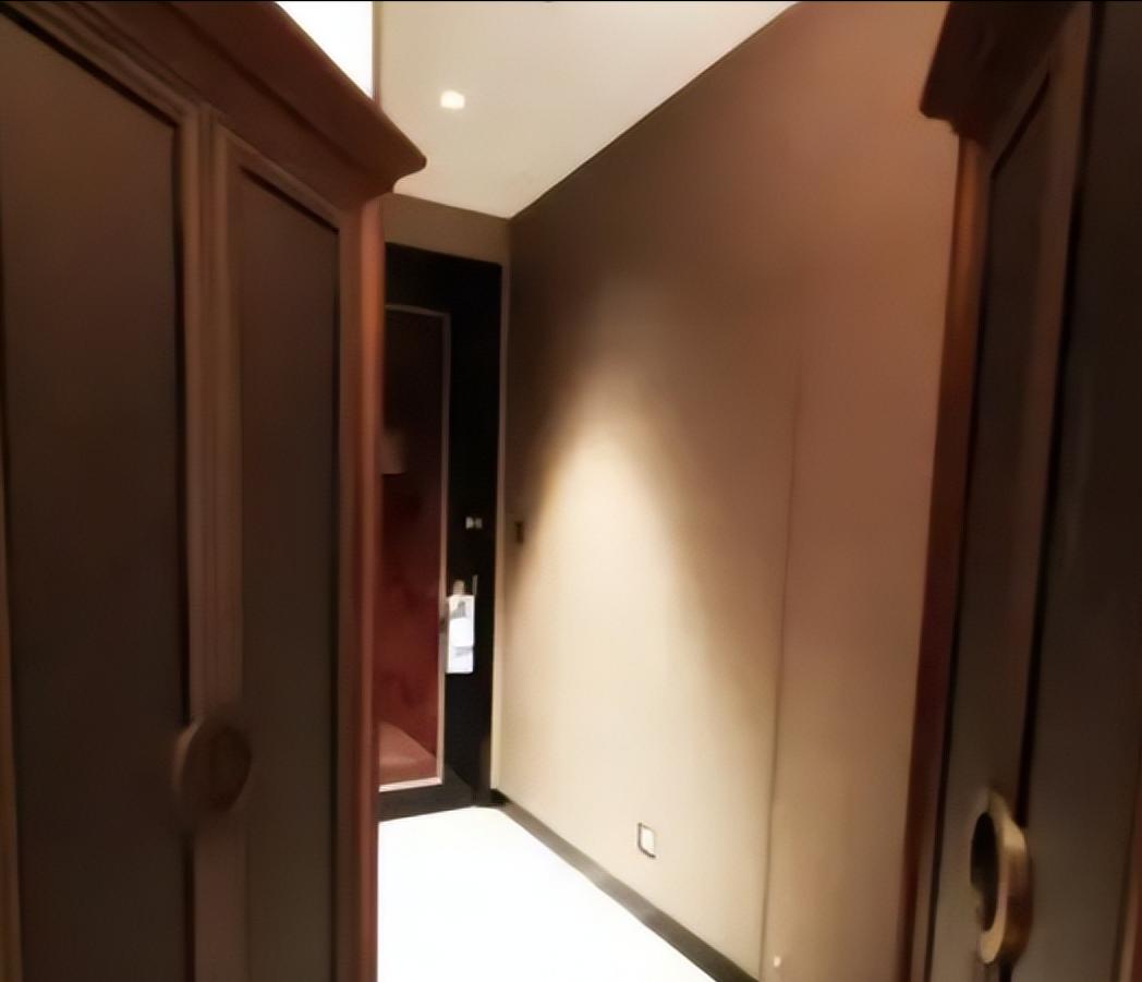 南京，男子带着朋友入住豪华酒店，一晚房费1700元，二人进入房间后，随后一男子独