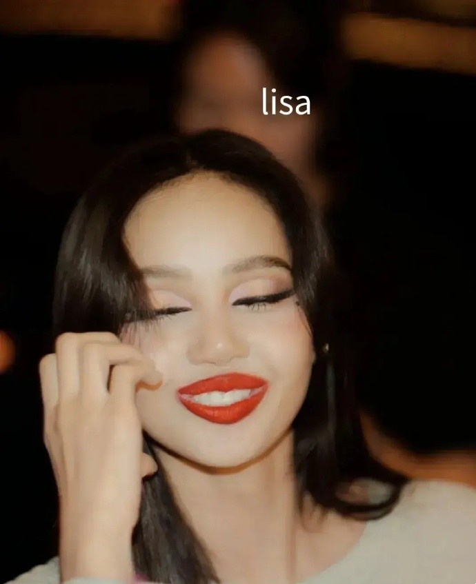 Lisa如果不去韩国，在泰国基本也就是路人[允悲][允悲] ​​​