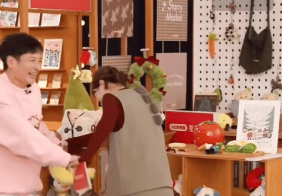 吴昕维嘉聊天30秒牵手转了三次圈 如果不了解的还以为两人是亲兄妹呢，两人长的太像