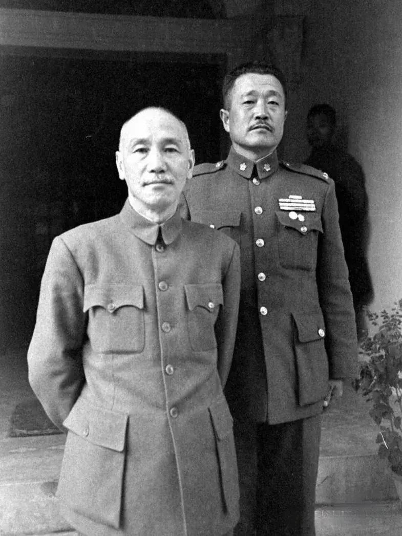 1948年10月，北平，蒋校长召集在徐州的杜聿明开会时的合影，当时的东北的情况已