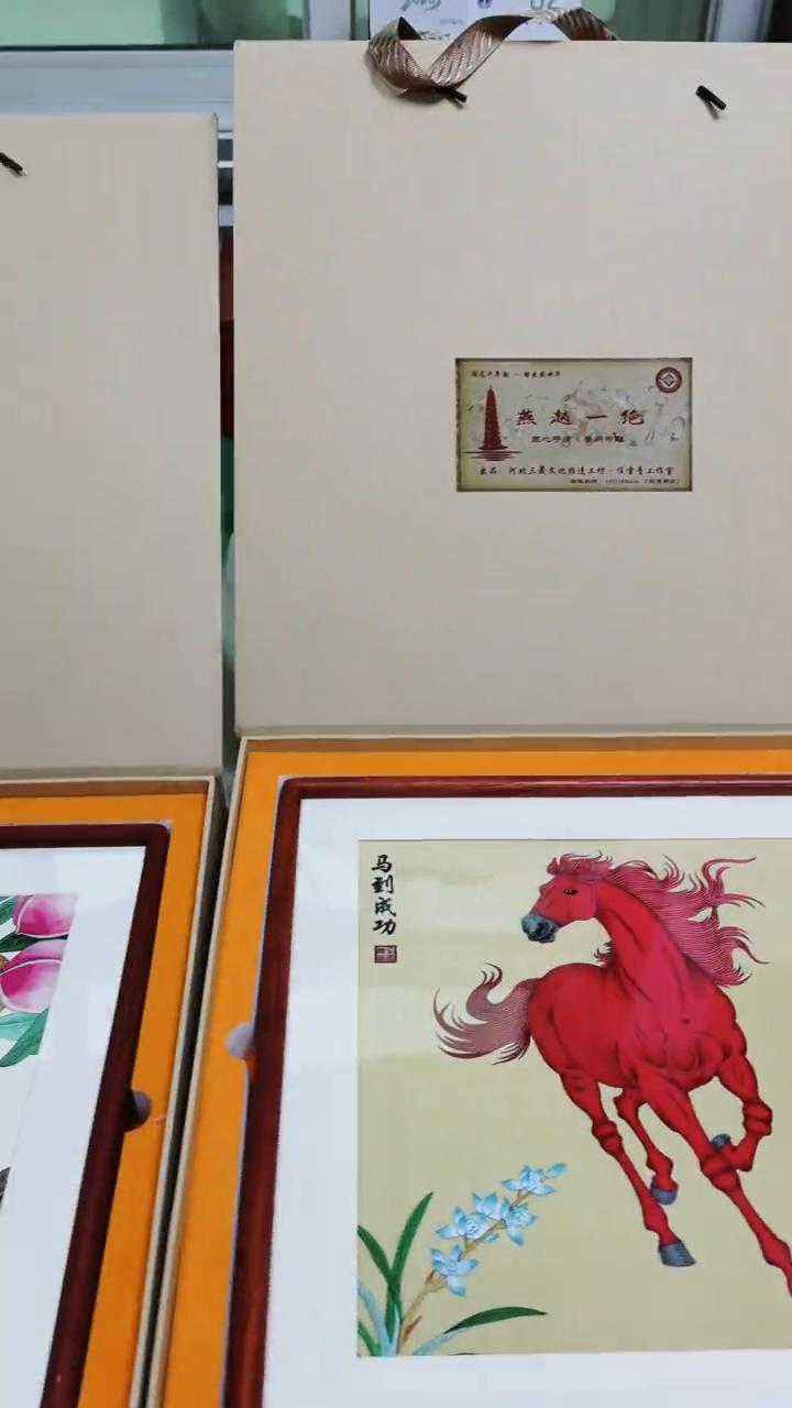 这个老板要了五个小八骏，要了几个十二生肖的，两匹马，一个猴子，一个朱氏陆毅。一会