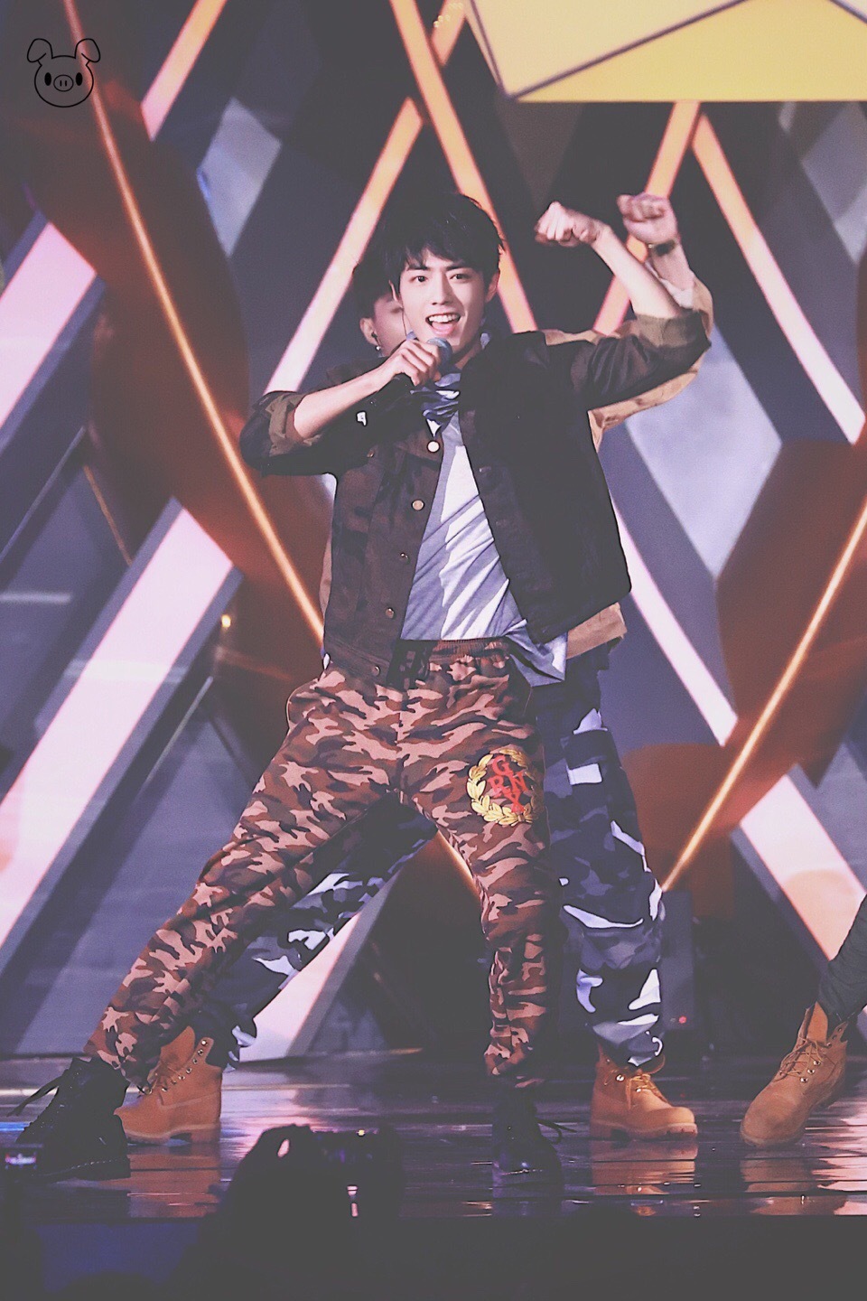 肖战直播◎肖战 超级嗨的舞台战，燃起来！ 