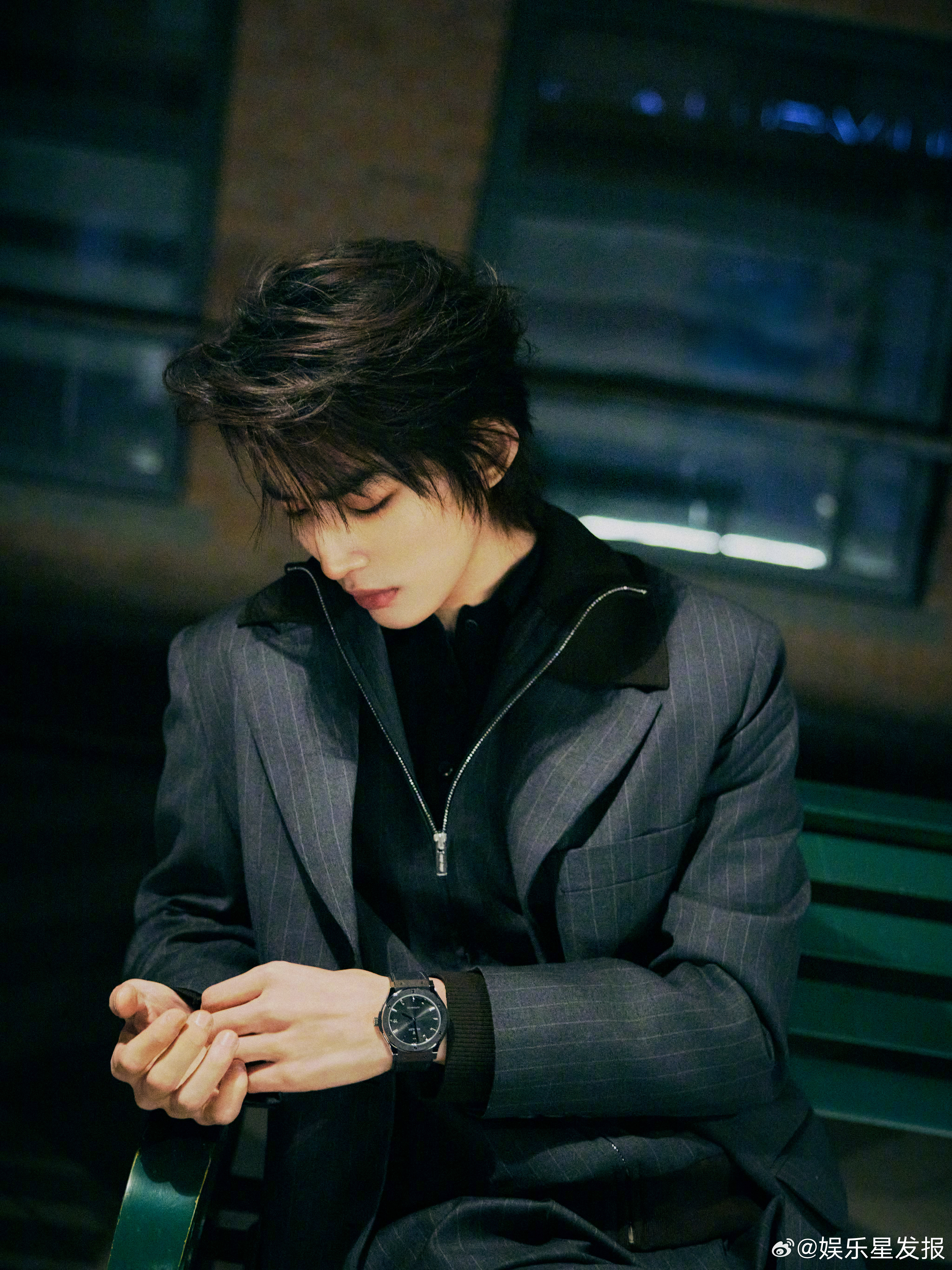 林秋楠零帧起手的硬帅 在微博之夜港力全开ing！这套造型松弛感拉满又自带锋芒，独