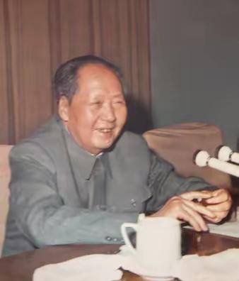 隔代开花！毛主席晚年撒下的种子，今天在年轻人心里发芽了
 
你敢信吗？那位改变中