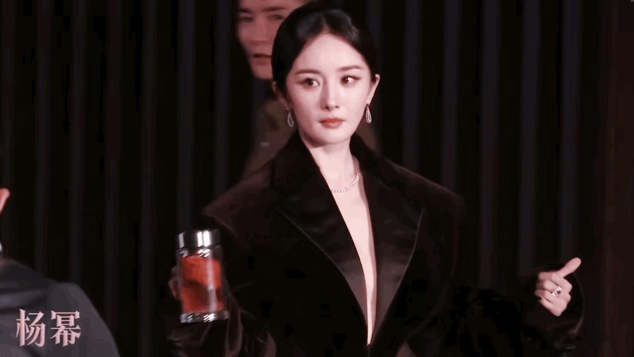 杨幂是今晚走红毯最松弛的人，她端着一杯枸杞茶水走红毯，好像职场女霸总上班儿既视感