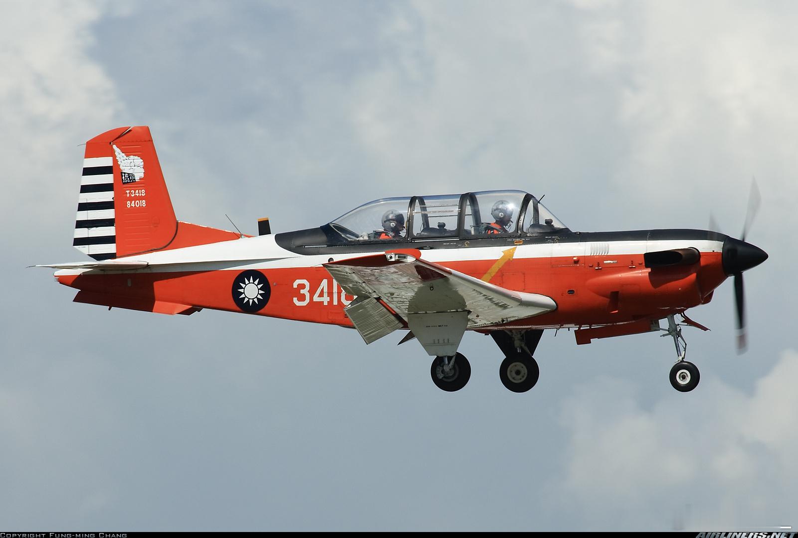 台空军高雄冈山基地1架T-34型教练机（机号3414），由两名中校驾驶，执行模拟