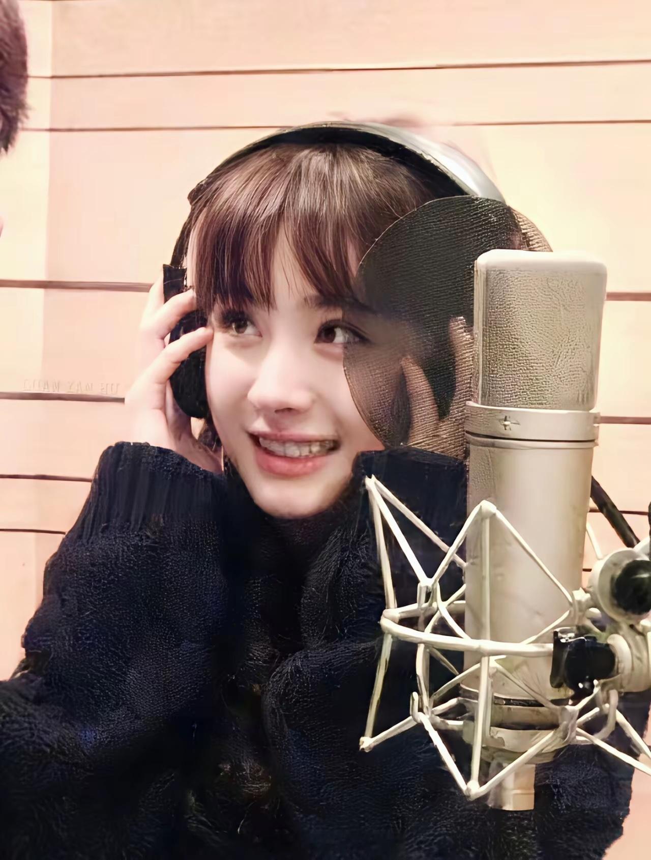 大学时期的杨幂超美，说是灵动小仙女一点不为过。那时候的她眼睛又大又亮又萌，仿佛藏