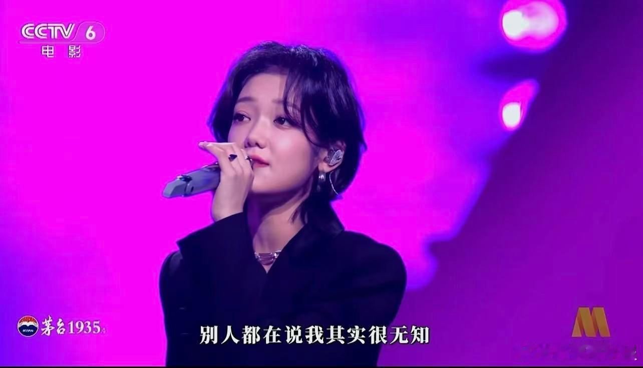 佟丽娅儿子董璇女儿给希林娜依高打call 湾区升明月的舞台上，希林娜依高带来精彩