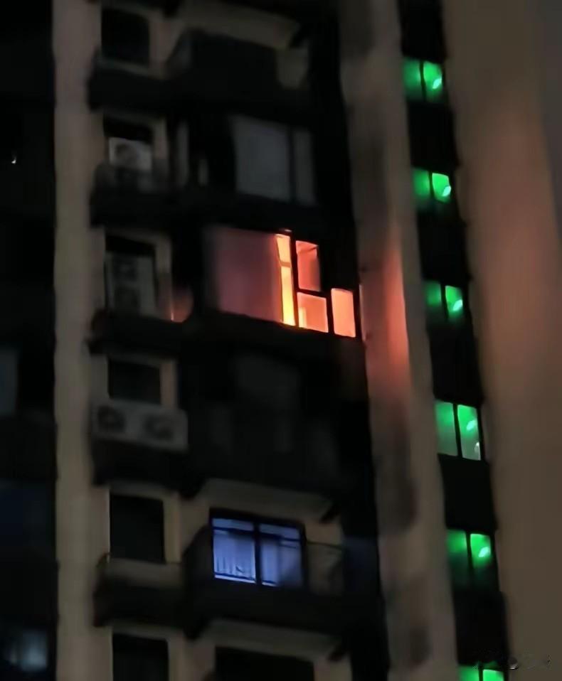 一个懒腰“救下”一户人家！
近日。江苏省泰州市姜堰区一住宅小区内，10岁男孩小杰