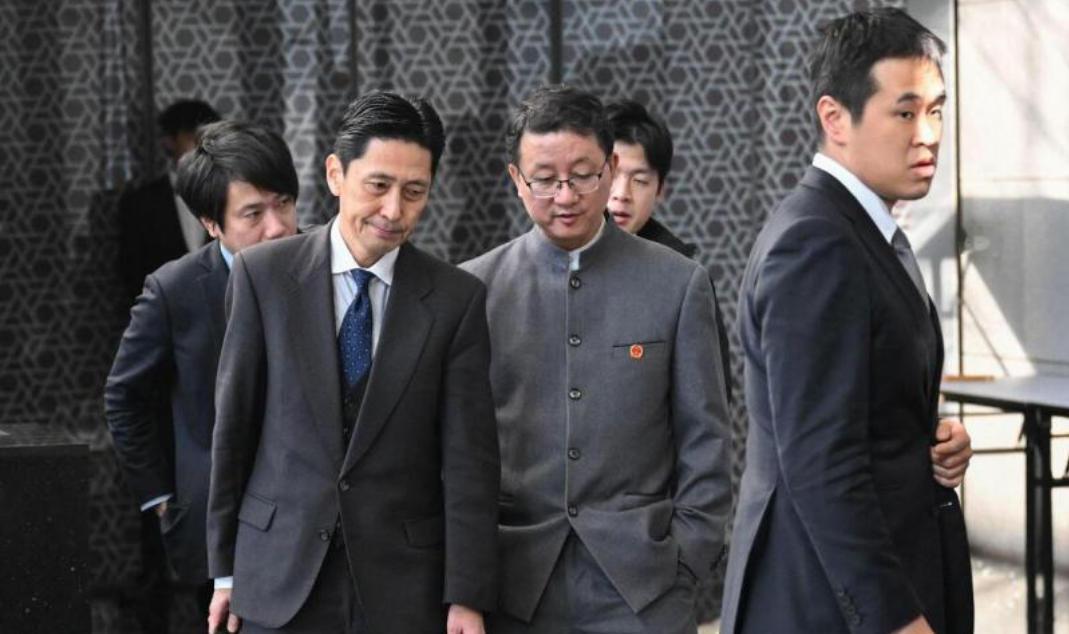 日本派外务省高官来华一幕，面对众多媒体记者追问，满脸谦卑低头不答。让人回想起“珍