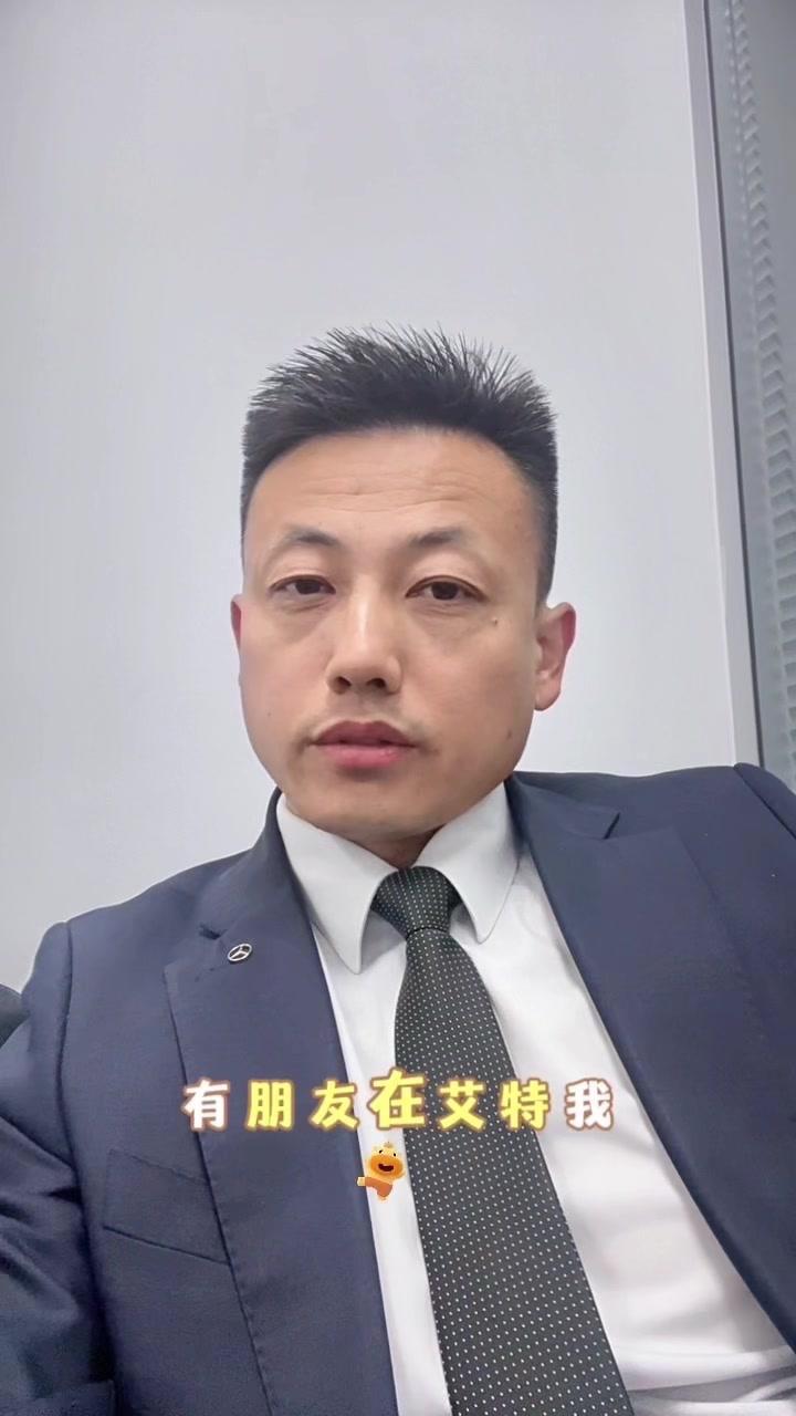这两天刷到奔驰油车着火的现场画面，路人正在合力灭火。
别再说只有电车才会着火，这