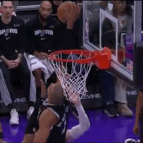 手可摘星辰！文班摘帽：“这是我的！”
文班亚马5个盖帽，另加26分13篮板。怪兽