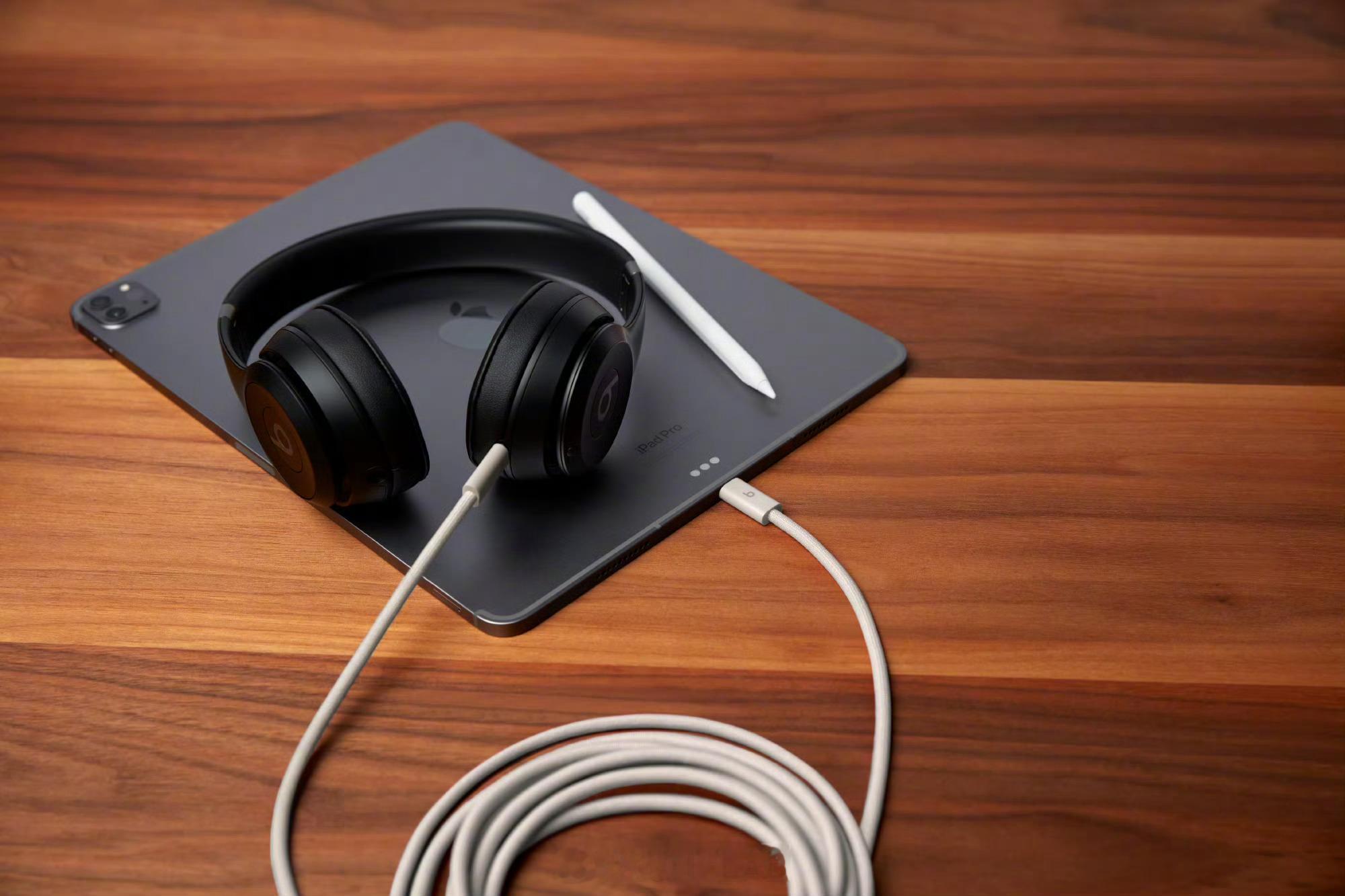 Beats 推出 JENNIE 特别版 Beats Solo 4 玛瑙黑限定配色