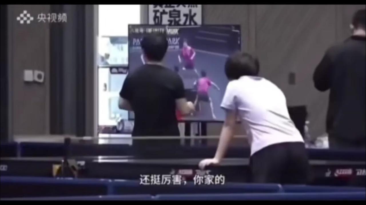 央妈喂的糖必须吃
央视频直播的训练场上
莎莎暂停训练看楚钦比赛
看到楚钦输了一个