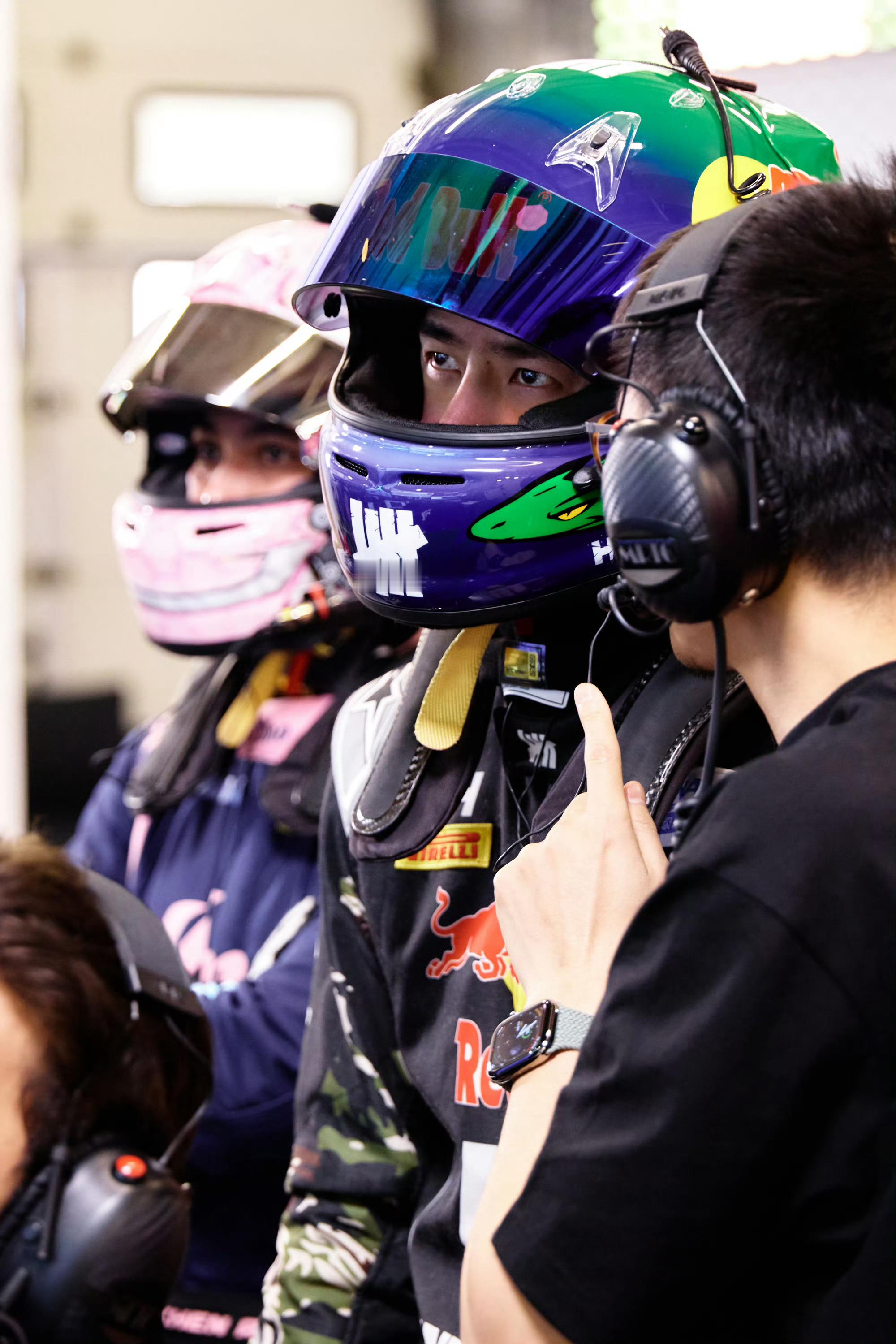 王一博吸取经验冷静判断王一博比赛日85号车组发车在即 王一博吸取经验冷静判断，王