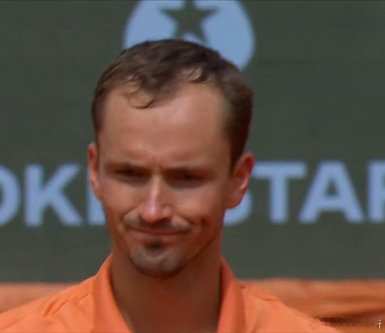 蛤怎么了哦，是小梅讨厌的红土啊那没事了蒙特卡洛ATP1000第二轮七号种子梅德韦