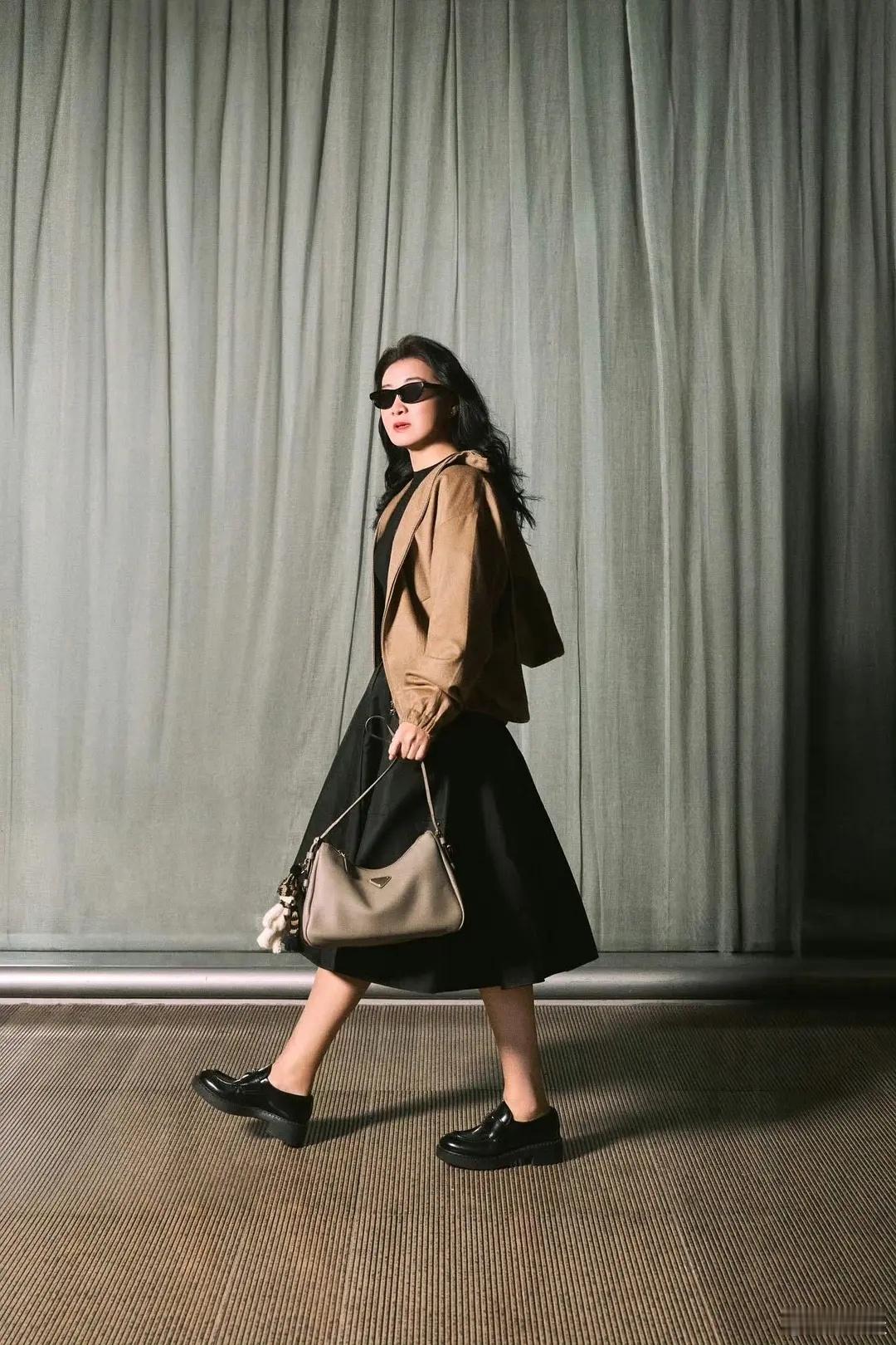 贾玲虽然保持住了身材，但怎么感觉脸有点变样了 