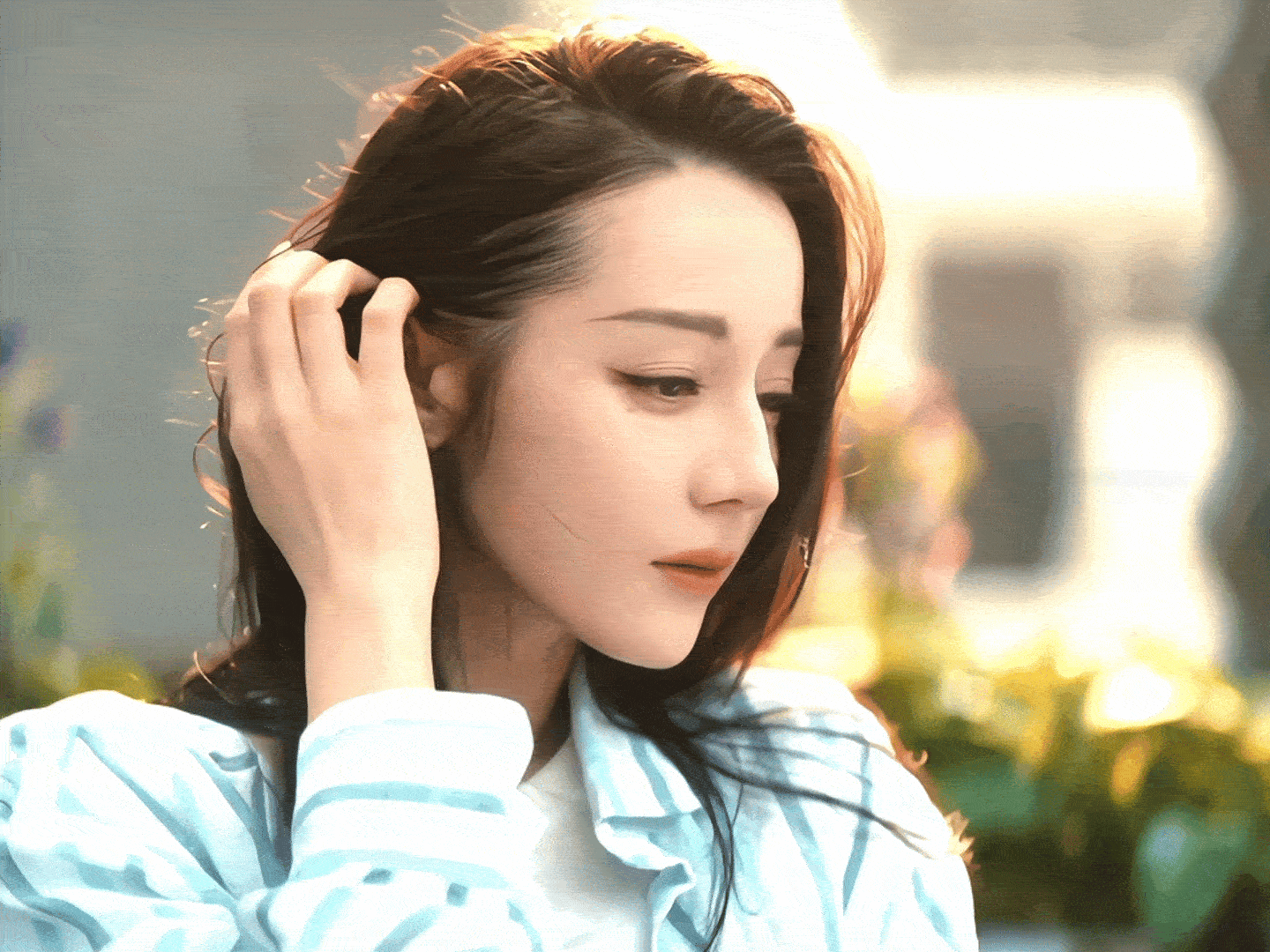 我想象中洗完头就长迪丽热巴这样 每次洗完头发，都想拍一张照片留作纪念。柔软的发丝