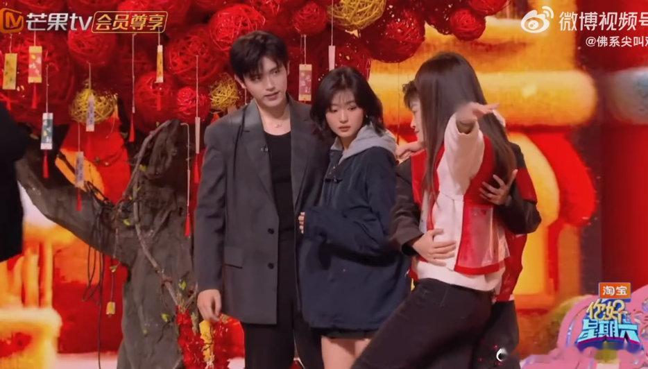 王嘉尔在线围观陈飞宇练舞 好六开场舞彩排超甜瞬间！陈飞宇和孙千在台上认真练习开场