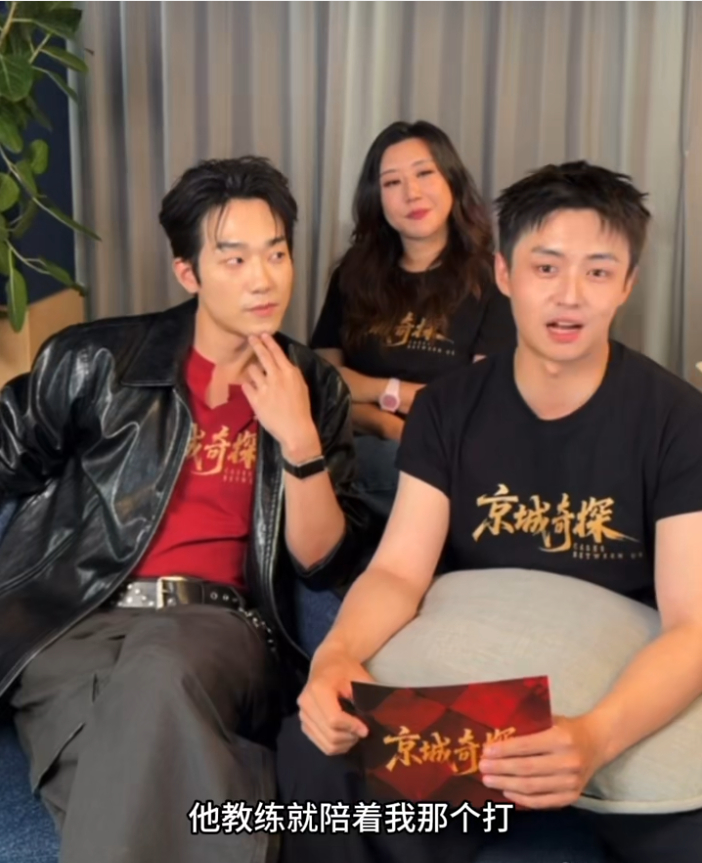 马思超带翟子路学网球原来剧中网球戏份是两人线下反复练习过的，翟子路直播提到，多亏