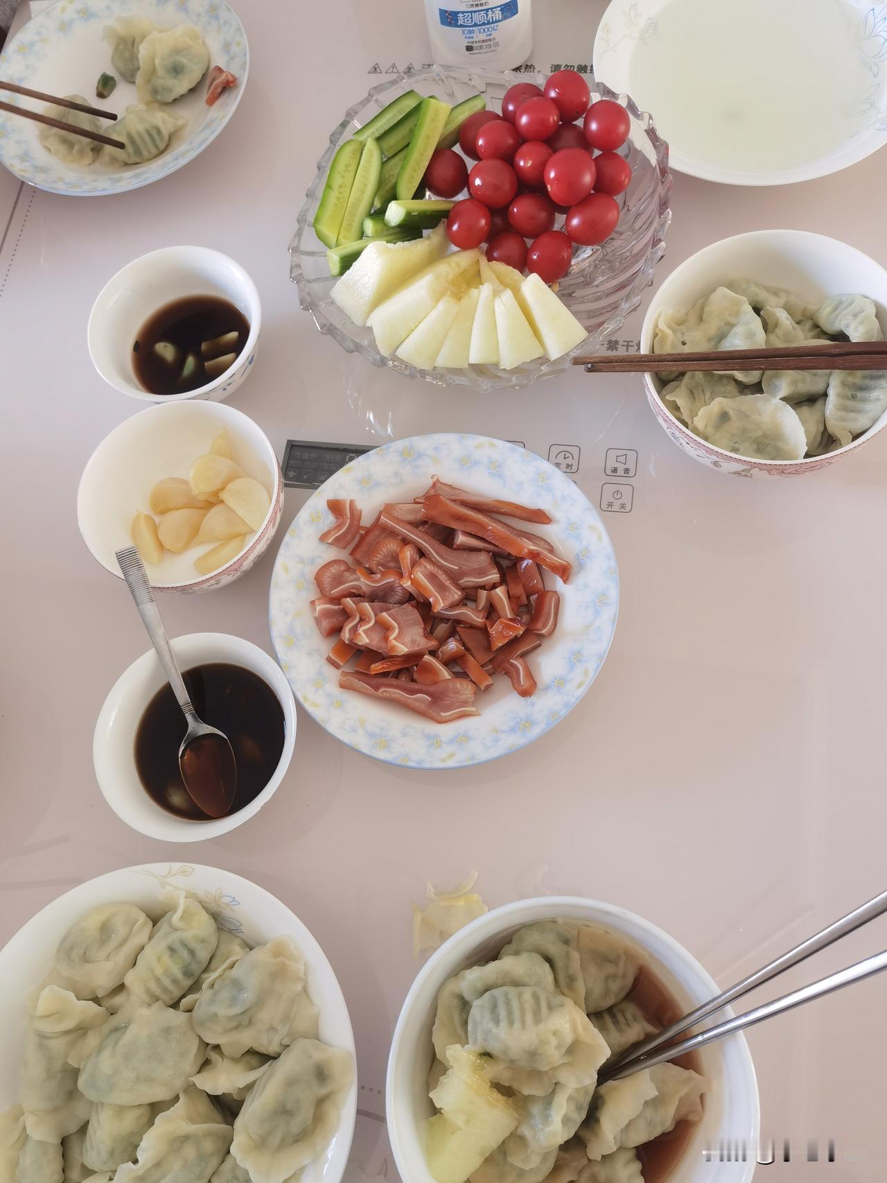 大鱼大肉要少吃，素水饺配果盘，清淡爽口不长膘，也不错。