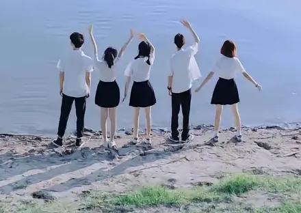 我退出了同学群。这两天，​​​​​​​​同学群里一个三十多年没有见过面的老同学突