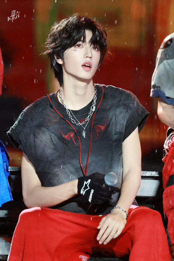 张桂源雨爱的秘密雨幕下的张桂源雨幕下的张桂源，张桂源雨爱的秘密，谁懂一下这个张桂