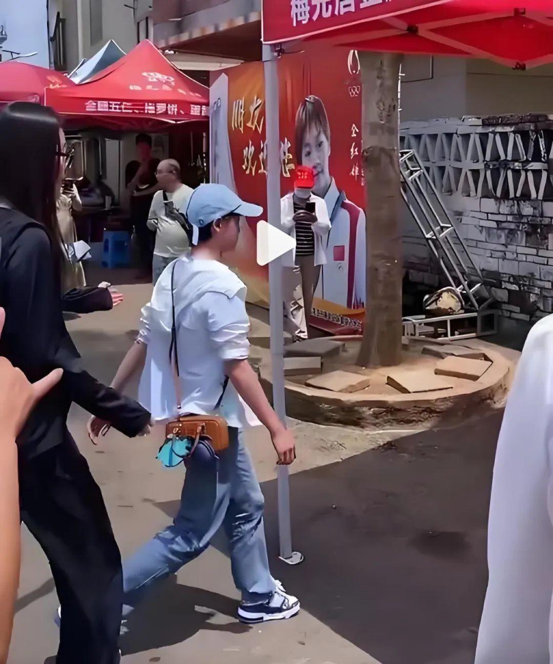 时隔两年，全红婵终于回家了，因为给奶奶一沓钱，引发网友热议、

全红婵14岁夺冠