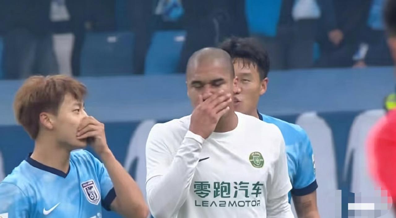 建议足协新增「捂嘴罪」，只要捂嘴就判黄牌，主打一个禁止球员私下“传暗号”。

其