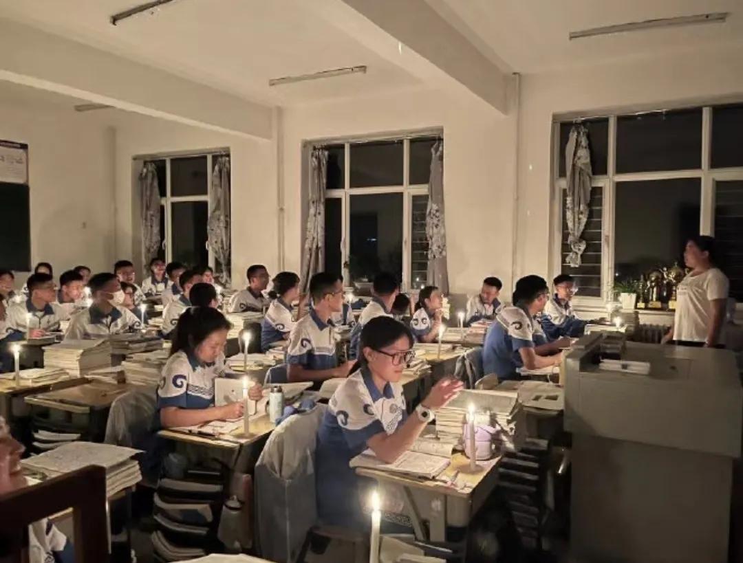 能读懂这些话的高中生，起码能上一个好一点的二本大学！
1，已经读高中了，已经甩掉