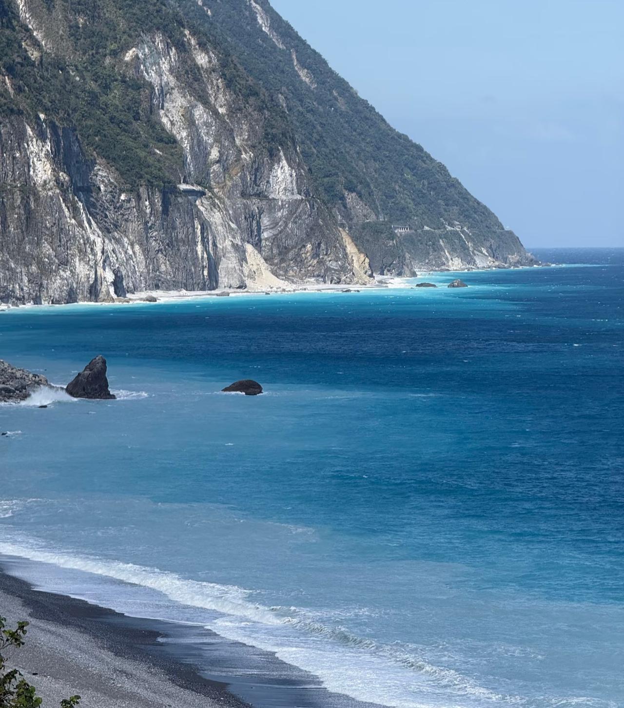 花莲的海真是太蓝了！
看到朋友发的去花莲旅游的照片
着实让我狠狠地羡慕了
月牙湾