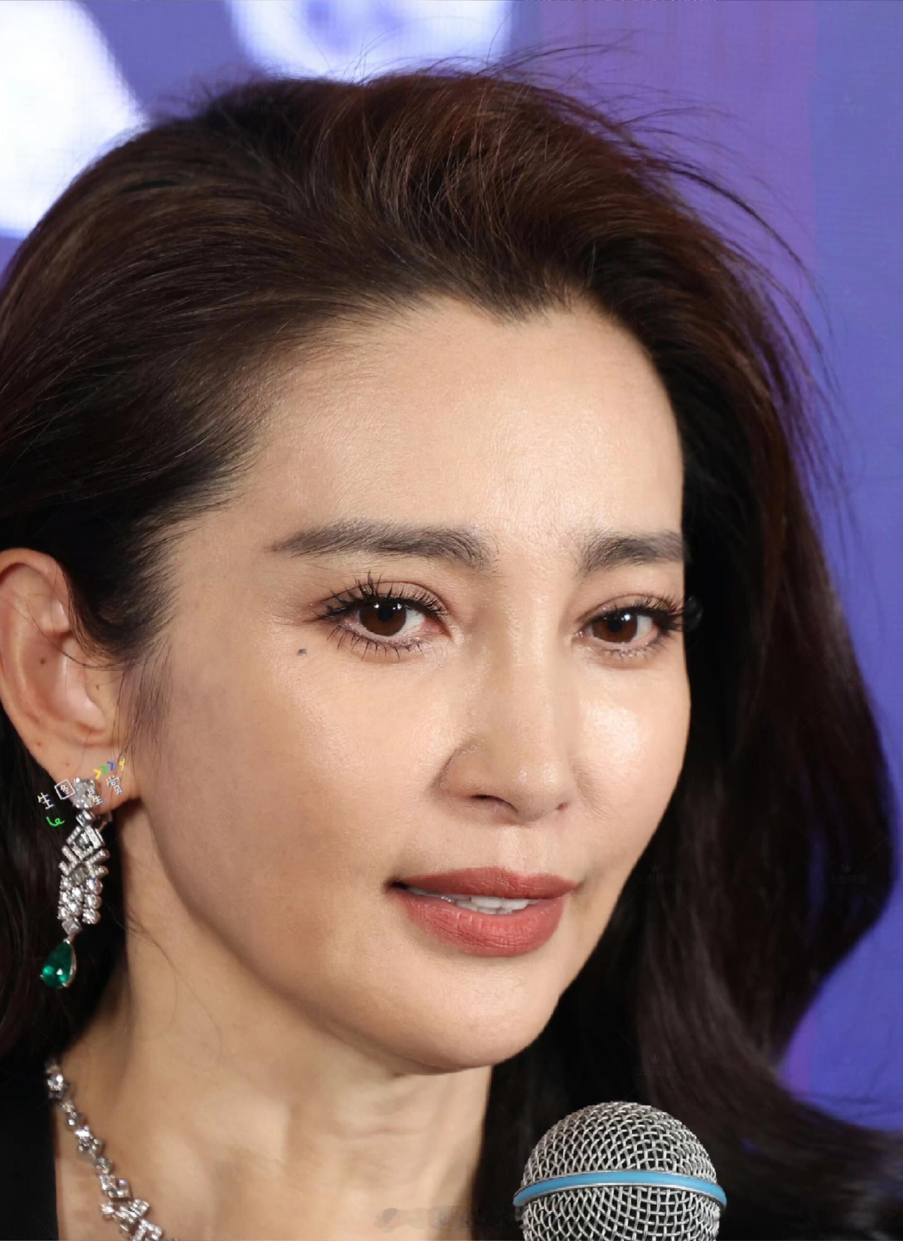 52岁抗住贴脸镜头的李冰冰 