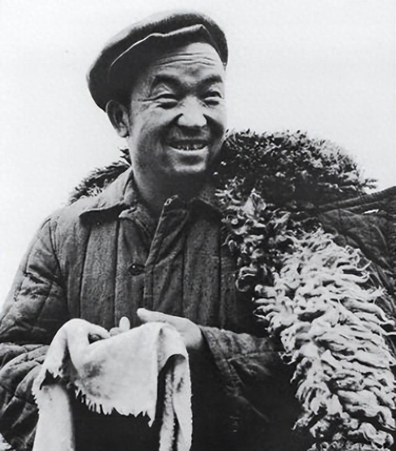 评陈永贵当劳动模范
大家都没有意见
因为他带领大寨村民战天斗地，青山板上夺高产，
