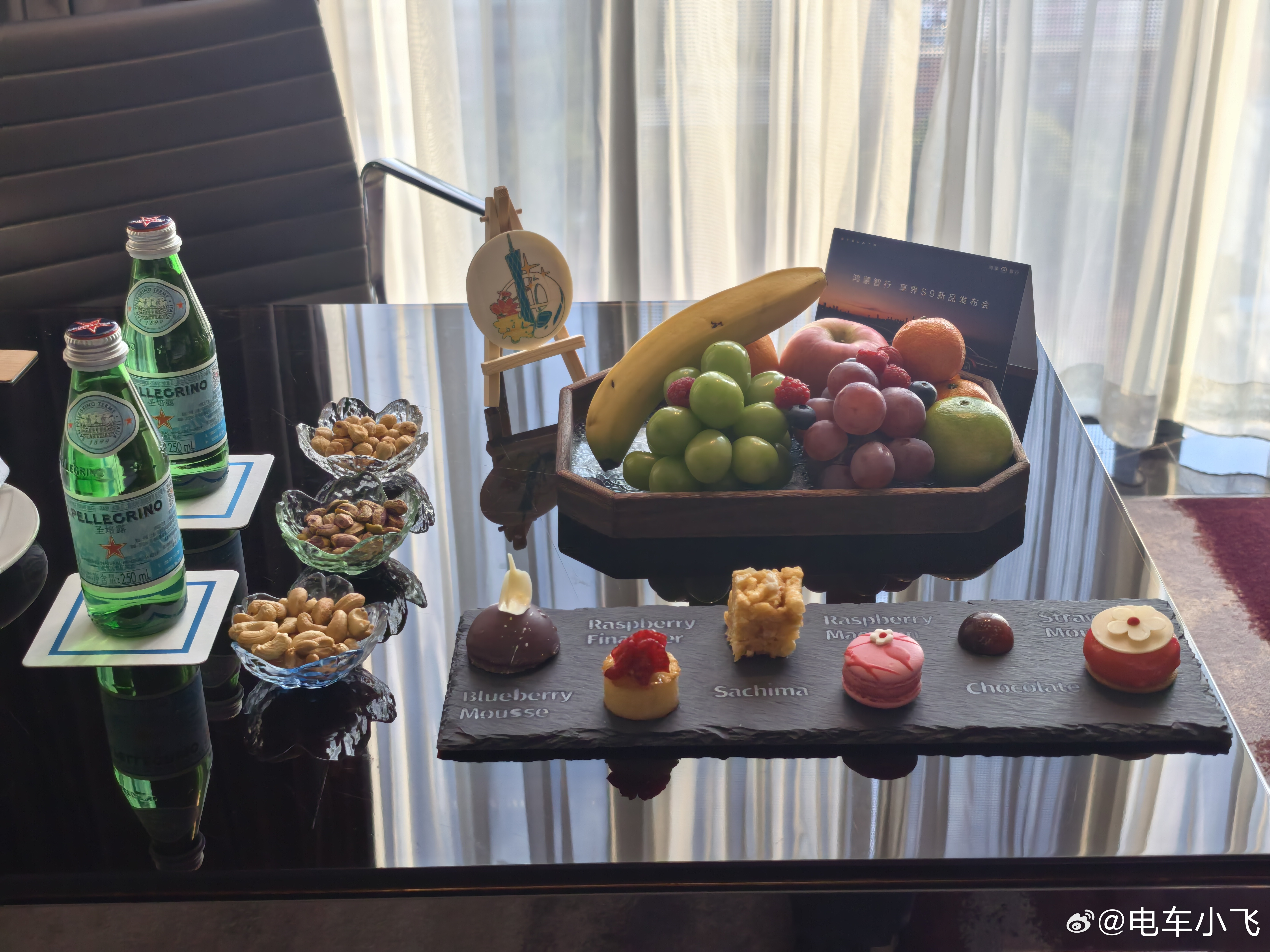 参加完享界发布会回到酒店，房间多了好多好吃的 