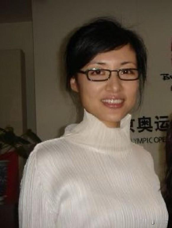 万人追捧的国民主持人，舞台上光芒万丈，生活里一件衣服穿二十年。

你可能会觉得，