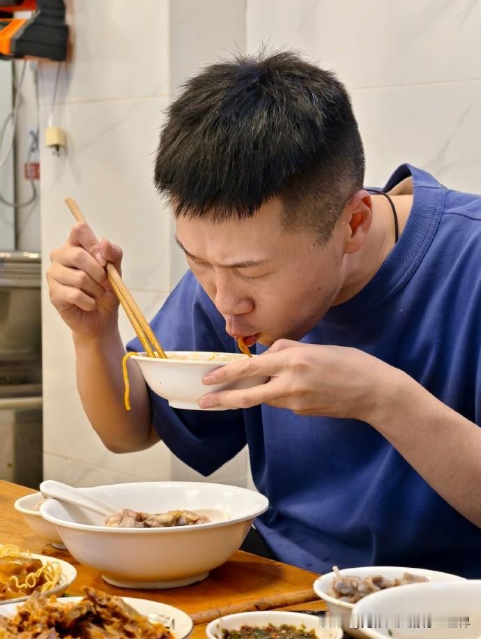 来成都要“慎重”！杨九郎晒剧组伙食，饕餮盛宴，让人酣畅淋漓！
黄喉、牛肉、素椒面