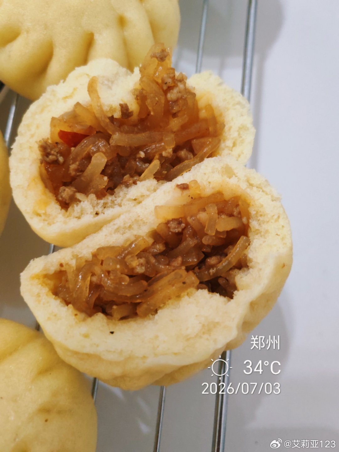 小律师做美食 本周新品：肉酱粉条包前几天做的香菇肉酱，今天早上拿出来一盒稍微解冻