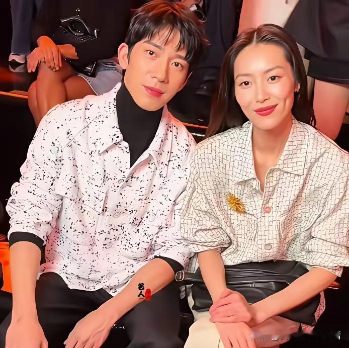 井柏然的两任女朋友长得都很漂亮，但是风格却截然不同。

倪妮就属于那种光芒万丈的