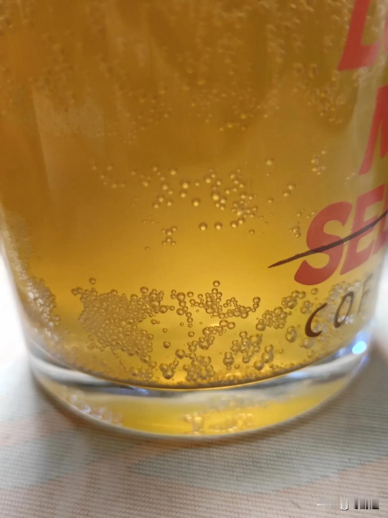 京东京造出品的德式小麦啤，口感很醇厚，泡沫特别丰富，原浆啤酒的口感，满满的幸福感