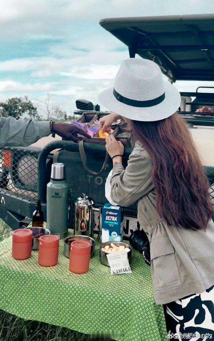 偶遇黄轩与女友在南非旅游 黄轩携女友南非过年被偶遇，没有高调秀恩爱，乔贝公园同看