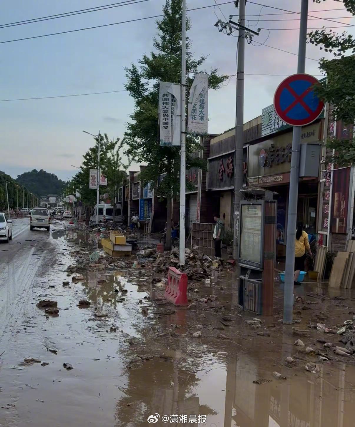 【#贵州一退休教师暴雨中奔走喊话村民# ，河水暴涨险情突发，提醒商户及时转移财物