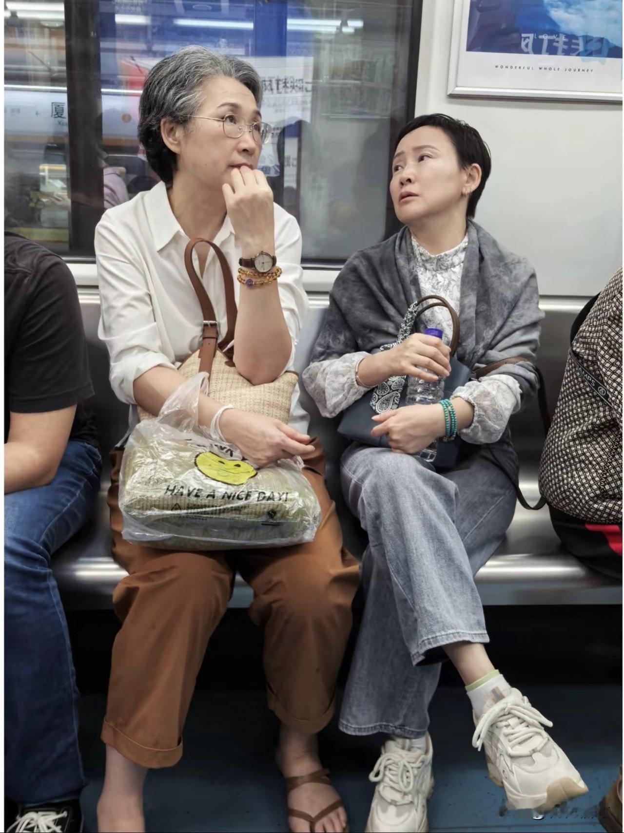 她们是怎么做到又朴素又高级的？
 
谁懂啊！有些人穿着简单的衬衣，随意搭条裤子，