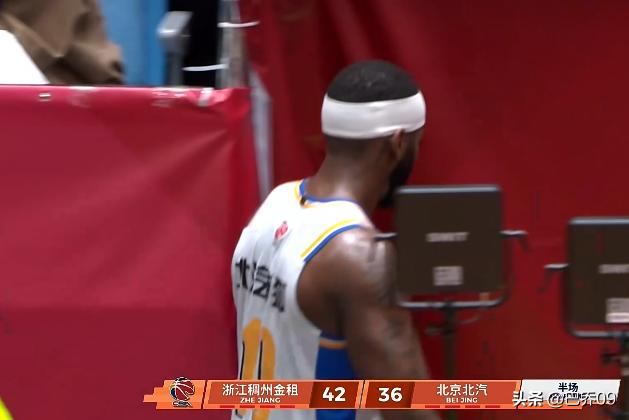 半场落后浙江 6 分！周琦遭约翰逊连续点名强攻不换人，最后17秒超远三分单打太离