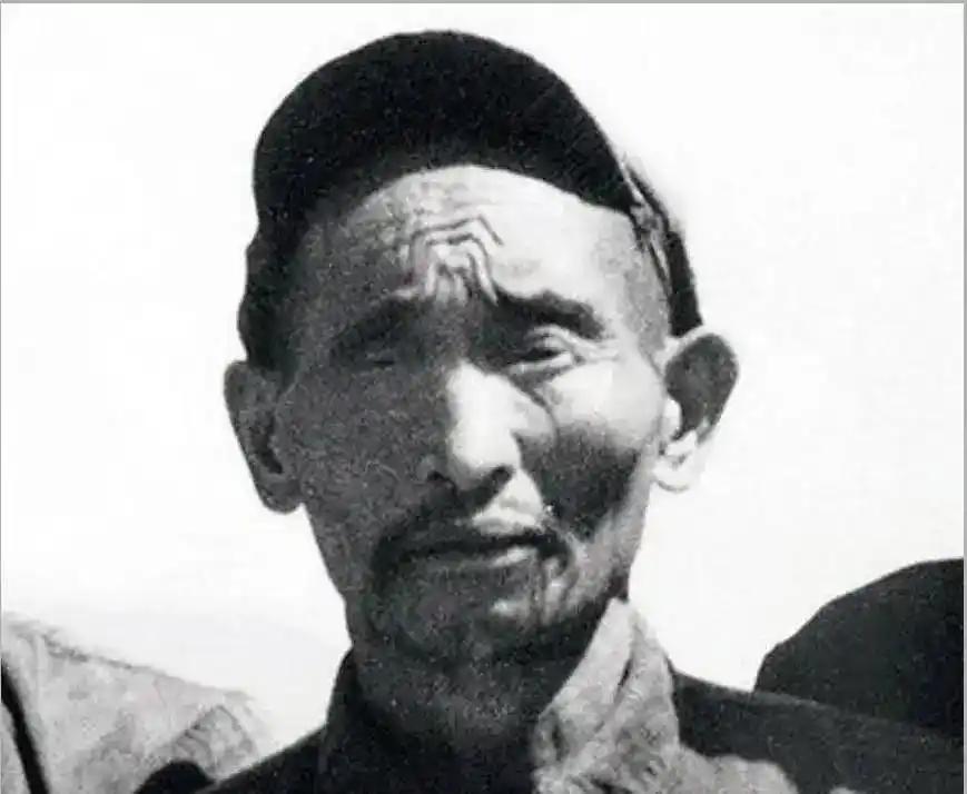 1952 年，解放军在大凉山开展剿匪巡查时，偶遇一位独眼老人，带回军区审讯核实身