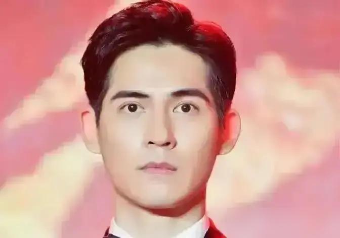 言承旭还在横店跑戏，15万片酬一集，去年靠《夏花》翻红，热搜挂了一周。

说真的