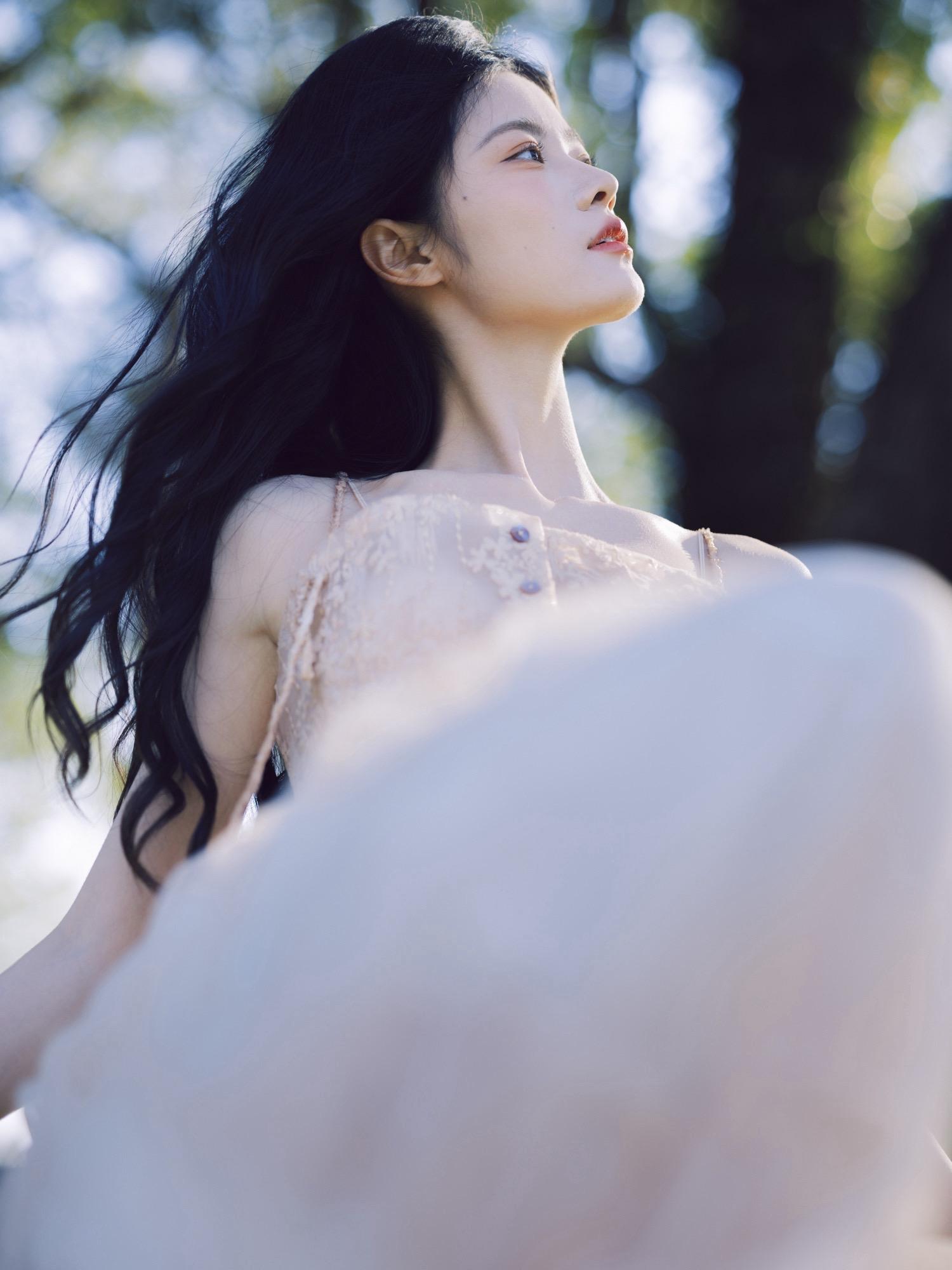 婺源氛围感人像写真。拍摄时间  3.11 拍摄相机：富士100S2 拍...