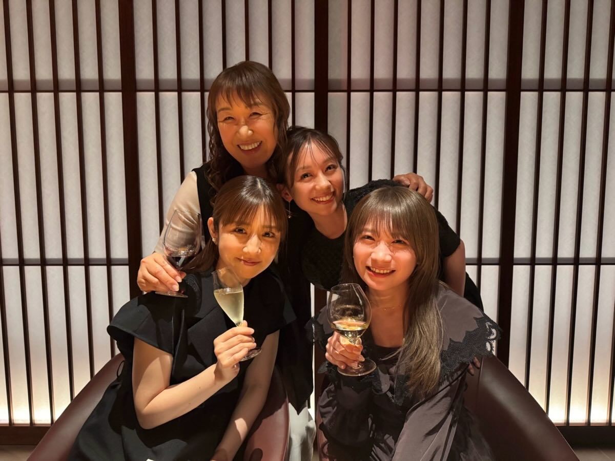 秋元真夏「ヒルナンチームでご飯に連れて行っていただきました☺️北斗さんとゆうこり
