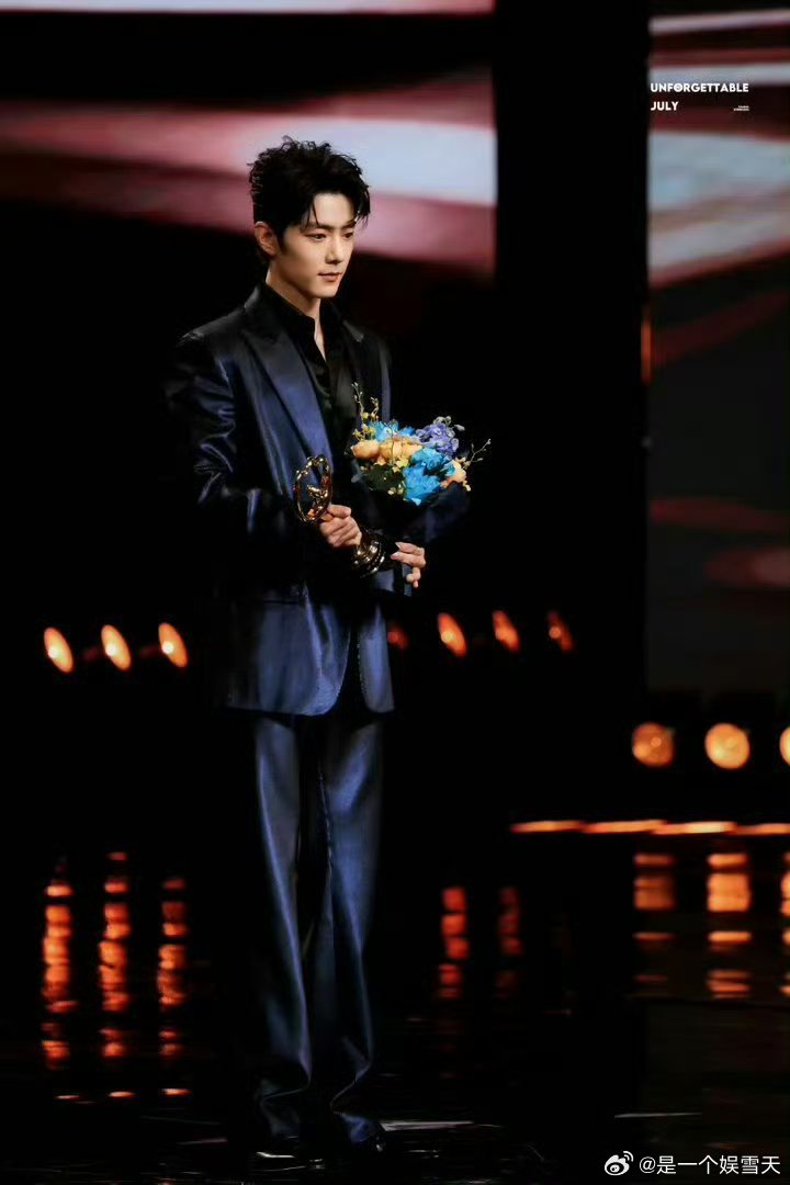 张子墨站姐拍的肖战 谁能拒绝张子墨站姐镜头里的肖战啊，清隽挺拔，气质绝尘，站在人