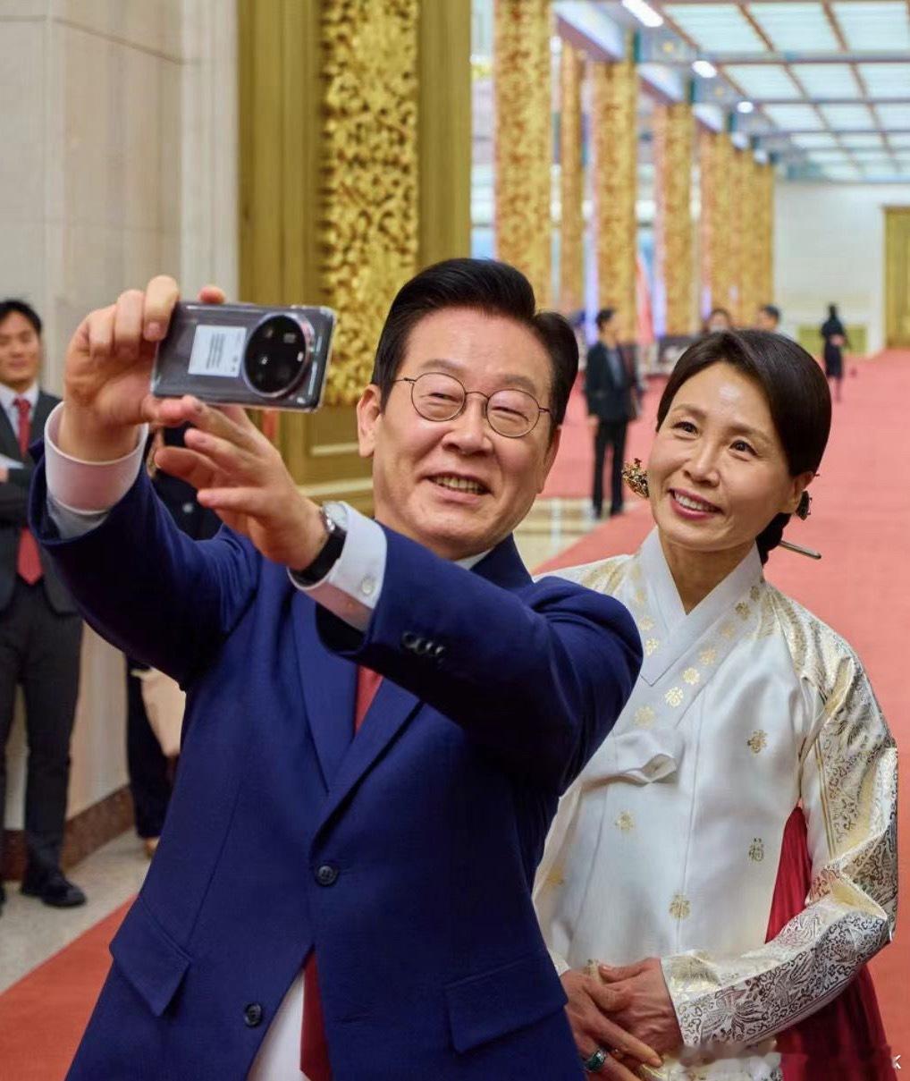 李在明这自拍用的手机有点眼熟？还真有在用，上次我们送给他的小米15Ultra啊 